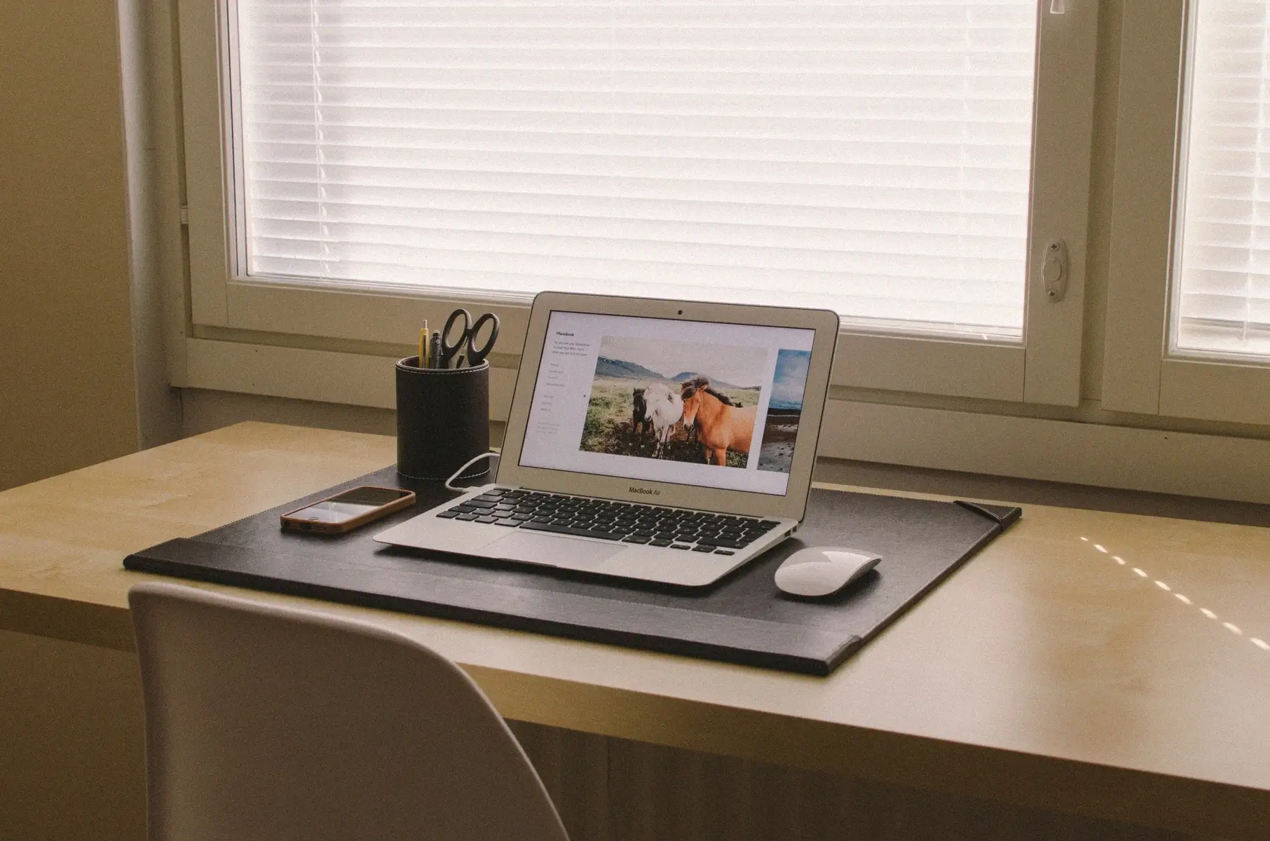 laptop-desk-macbook-apple-table-floor-99193-pxhere.com